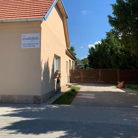 Ica Vendeghaz Apartment Sutto Екстериор снимка