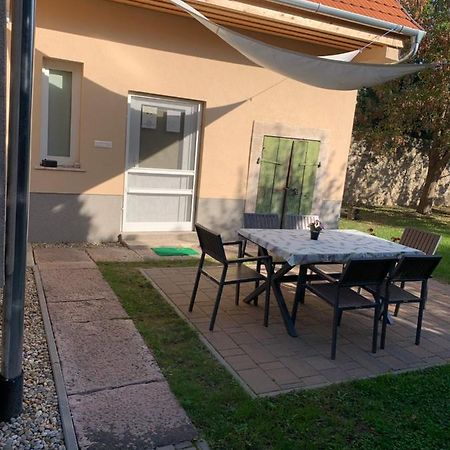 Ica Vendeghaz Apartment Sutto Екстериор снимка